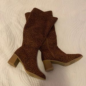NWT LEOPARD WIDE CALF TALL BOOTS